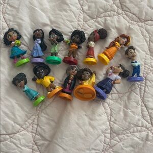 Disney Encanto Mi Familia 12 Mini Figure Set